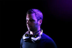 Corsair Void RGB Elite Draadloze Gaming Headset PC/PS4/PS5 Zwart/Wit 32 Corsair Void RGB Elite Draadloze Gaming Headset PC/PS4/PS5 Zwart/Wit -Nintendo Winkel 1309091