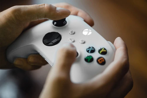 MICROSOFT Xbox Series S + 3 Maanden Game Pass Ultimate Bundel + Controller Wit + Play & Charge Kit 15 MICROSOFT Xbox Series S + 3 Maanden Game Pass Ultimate Bundel + Controller Wit + Play & Charge Kit - Afbeelding 15