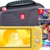 Nintendo Switch Lite Geel + Mario Kart 8 Deluxe + Bigben Beschermtas