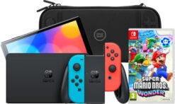 Nintendo Switch OLED Rood/Blauw + Super Mario Bros. Wonder + BlueBuilt Beschermhoes